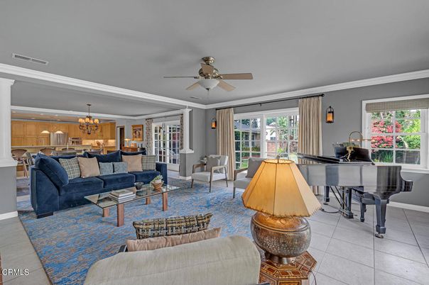 Chandelier, Interior, Kitchen, Living room, Piano