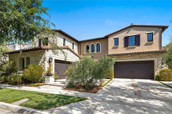 Attached, Exterior, Facade, Mediterranean