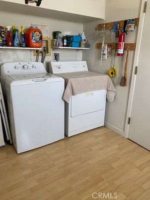 Interior, Washer, Wood Texture Flooring