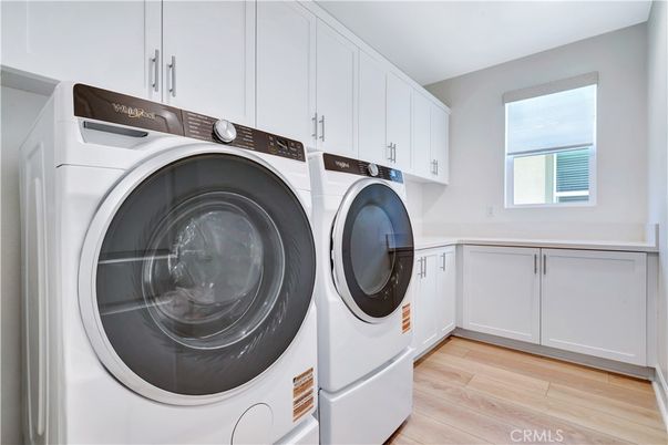 Interior, Washer, Wood Texture Flooring