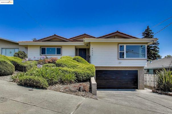 Attached, Exterior, Facade, American Craftsman