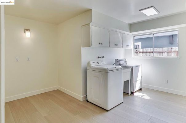 Interior, Washer, Wood Texture Flooring