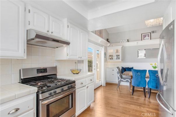 Chandelier, Dining room, Interior, Kitchen, Tile Countertops, Wood Texture Flooring