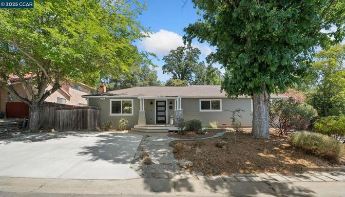 Exterior, Facade, Ranch