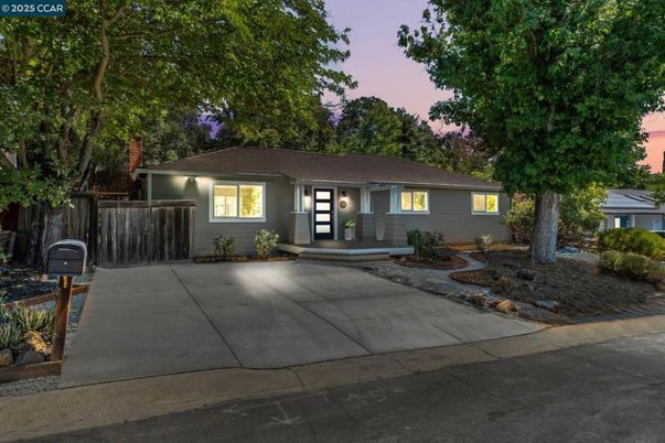Backyard, Exterior, Facade, Ranch
