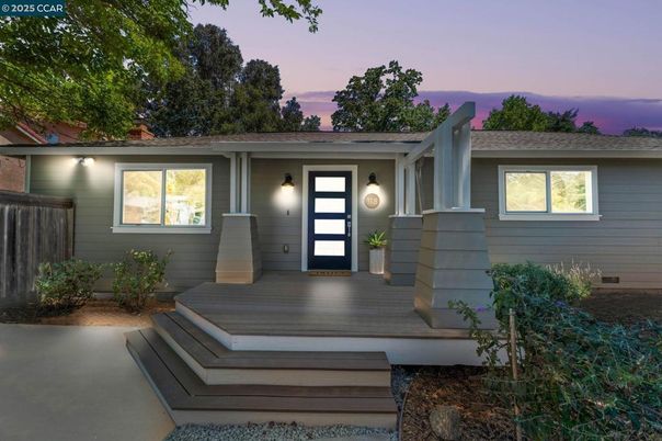 Exterior, Facade, Ranch