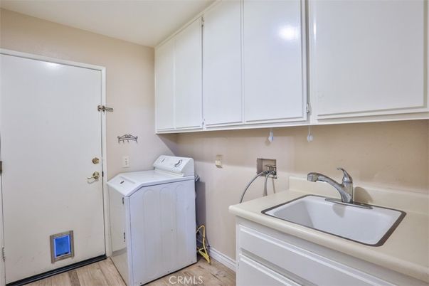 Interior, Washer, Wood Texture Flooring