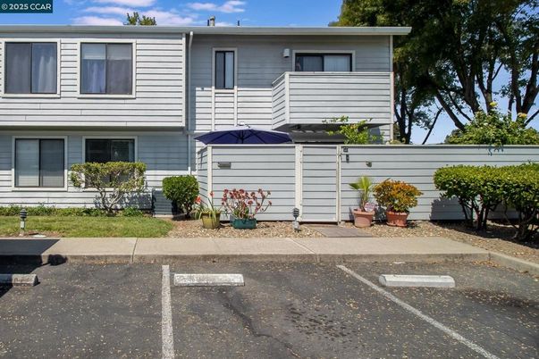 Exterior, Facade, Raised Ranch