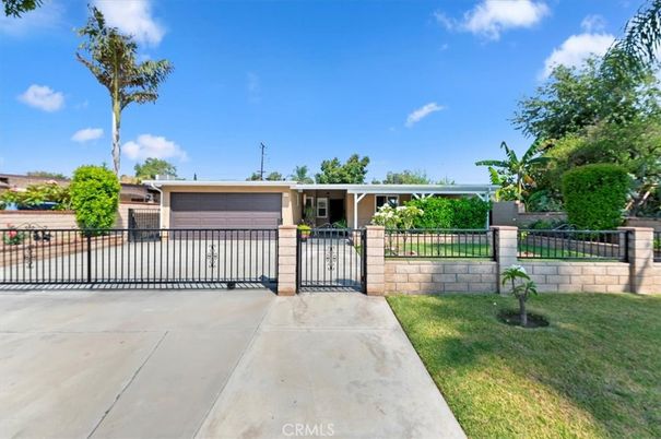 Attached, Exterior, Facade, Ranch