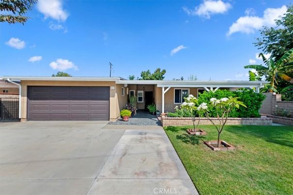 Attached, Exterior, Facade, Ranch