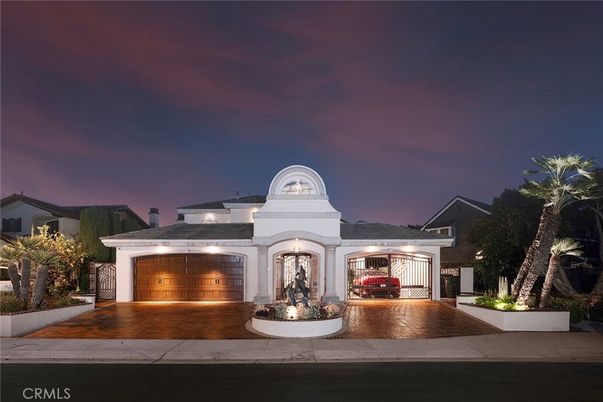 Attached, Exterior, Facade, Modern