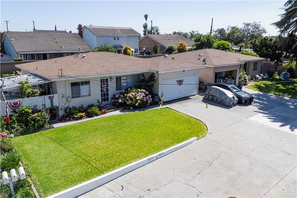 Attached, Exterior, Facade, Ranch