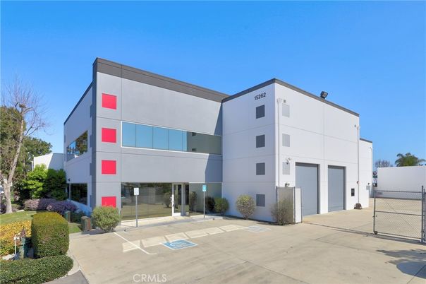 Attached, Exterior, Facade, Modern