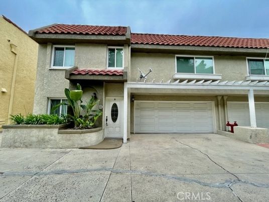 Attached, Exterior, Facade, Mediterranean