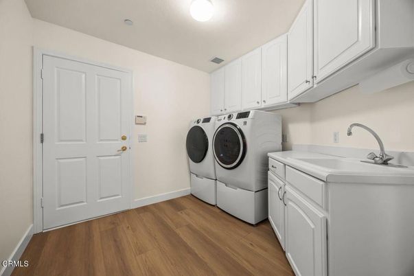Interior, Washer, Wood Texture Flooring
