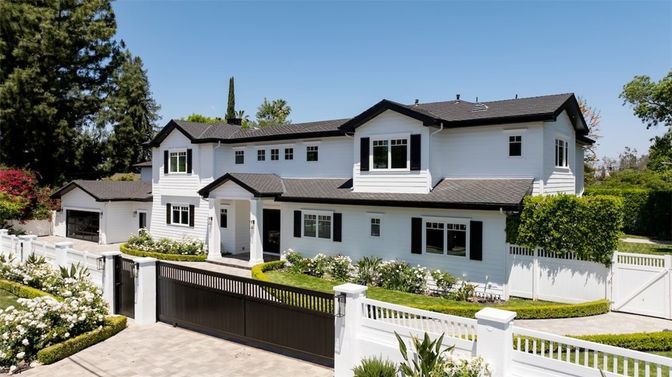 Attached, Exterior, Facade, Farmhouse
