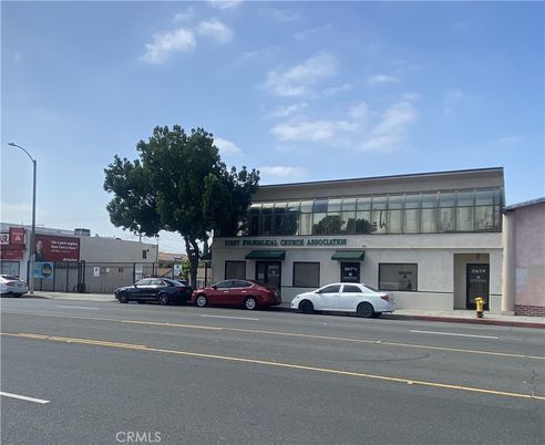 Exterior, Facade, Modern
