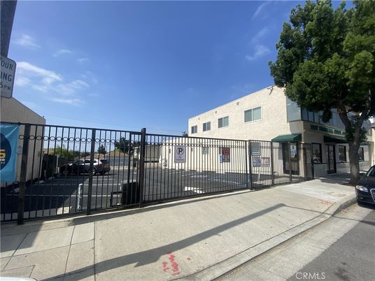Exterior, Facade, Modern