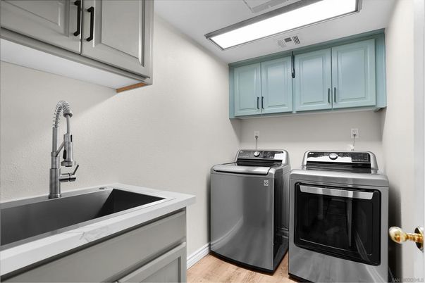 Interior, Washer, Wood Texture Flooring
