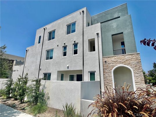 Exterior, Facade, Modern