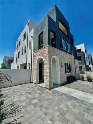 Exterior, Facade, Modern