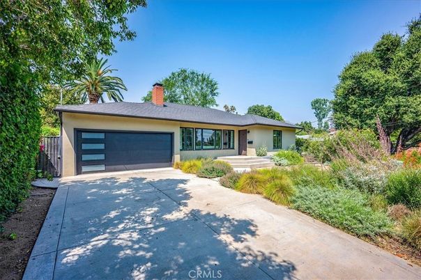 Attached, Exterior, Facade, Ranch