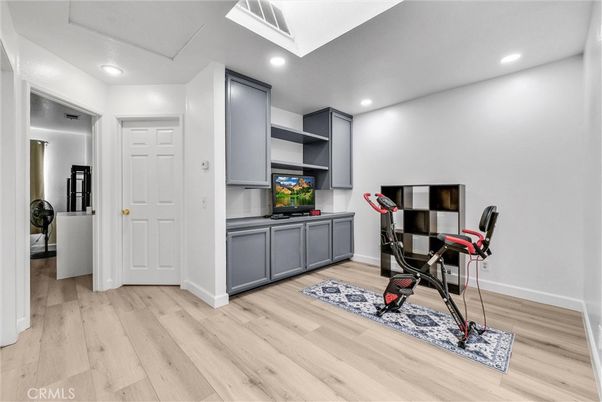 Fitness Equipment, Interior, Recessed Lighting, Wood Texture Flooring