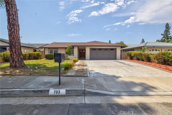 Attached, Exterior, Facade, Ranch