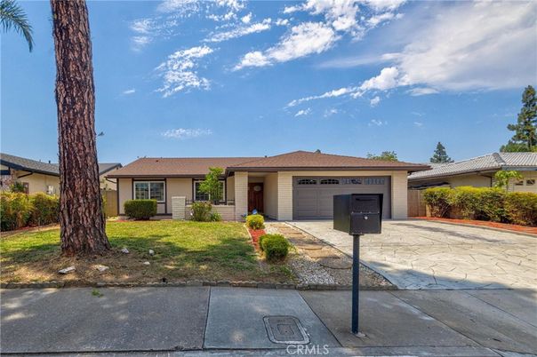 Attached, Exterior, Facade, Ranch