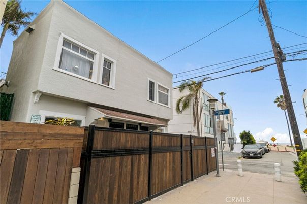 Exterior, Facade, Rowhouse