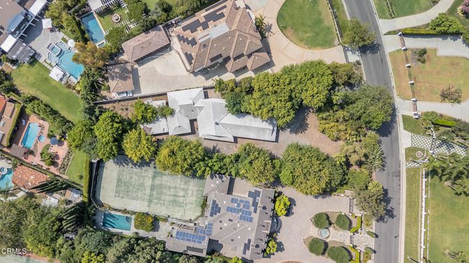 Exterior, Drone