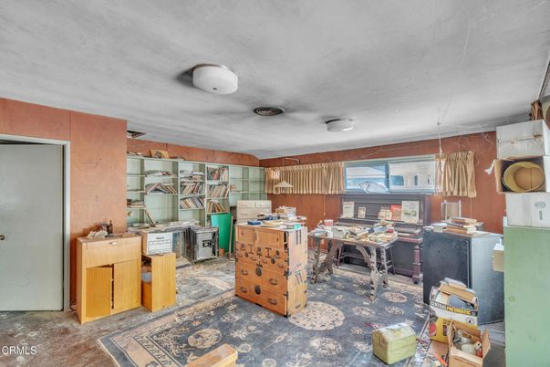 Home Office, Interior