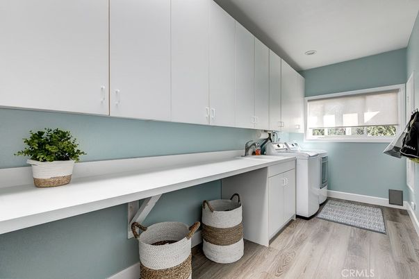 Interior, Recessed Lighting, Washer, Wood Texture Flooring