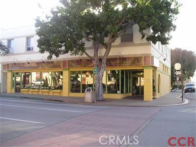 Exterior, Facade, Modern