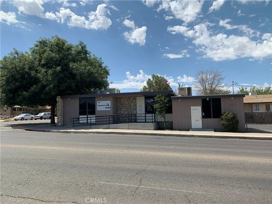 Exterior, Facade, Ranch