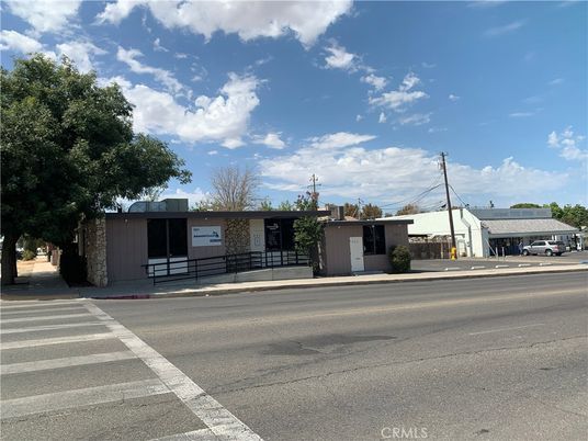 Exterior, Facade, Ranch