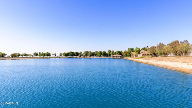 Exterior, Lake