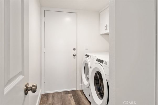 Interior, Washer, Wood Texture Flooring