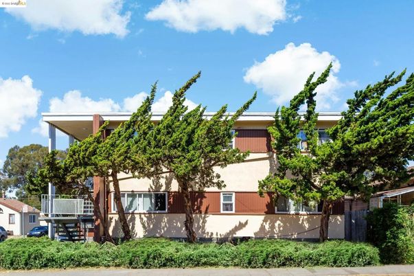 Exterior, Facade, Modern