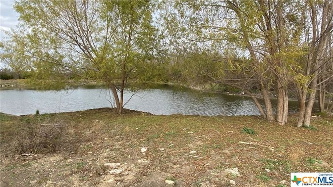 Exterior, Lake