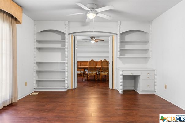 Dining room, Interior, Walk-in Closets, Wood Texture Flooring
