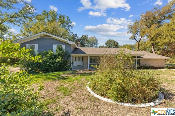 Backyard, Exterior, Facade, Ranch