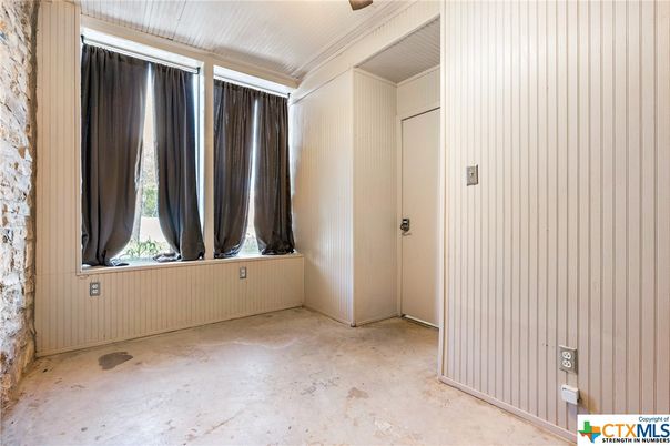 Empty room, Interior