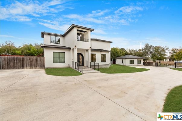 Backyard, Exterior, Facade, Modern
