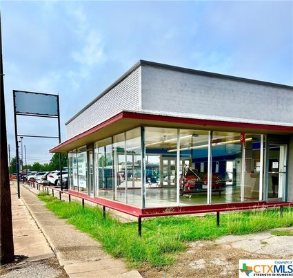 Exterior, Facade, Modern