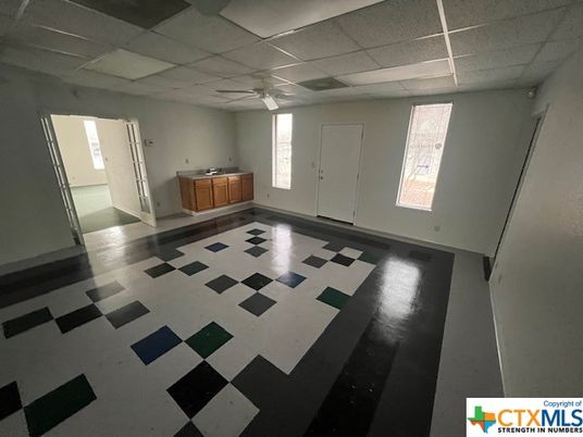 Empty room, Interior