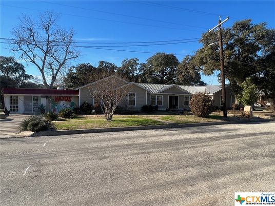 Backyard, Exterior, Facade, Ranch