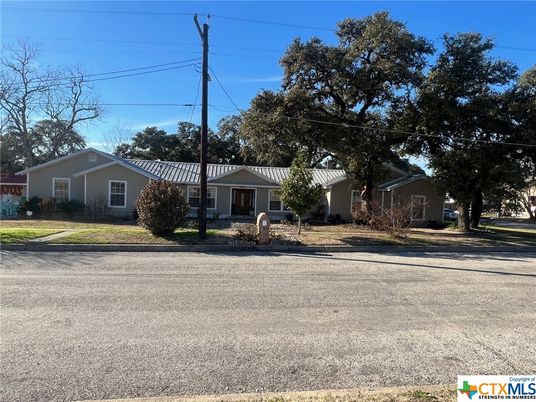 Backyard, Exterior, Facade, Ranch