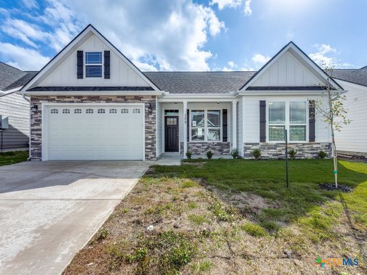 Attached, Exterior, Facade, Farmhouse