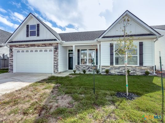 Attached, Exterior, Facade, Farmhouse